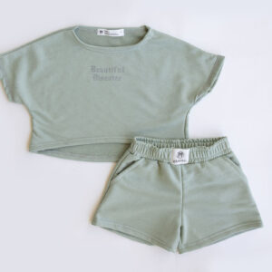 Комплект из блузки и шорт