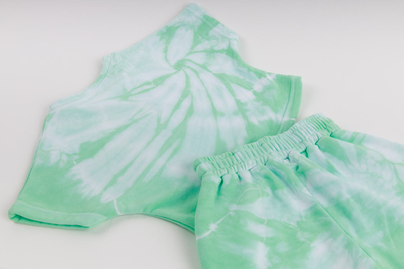 Комплект из кроп-топа и удлиненных шорт TIE DYE